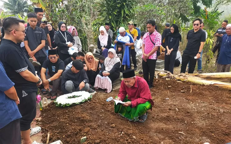 Wartawan senior Metro TV Hendra Herdiana tutup usia. Dunia jurnalistik Tasikmalaya berduka atas kepergian sosok yang dikenal berdedikasi.