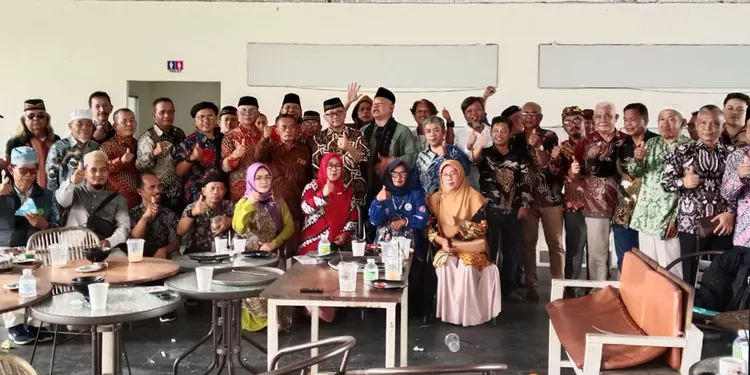 Sejumlah tokoh yang tergabung dalam FOSSMA Tasikmalaya berfoto bersama usai menggelar Musyawarah Kerja ke-I di Aula Kampus Universitas Tasikmalaya (Unitas), Sabtu (10/10/2026).