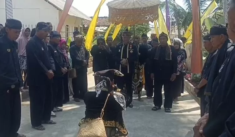 Hajat Lembur bertema &ldquo;Mupusti Tradisi, Mulasara Budaya, Neraskeun Carita Kolot&rdquo; di Desa Babakan, Kabupaten Pangandaran, Minggu (11/10/2026).