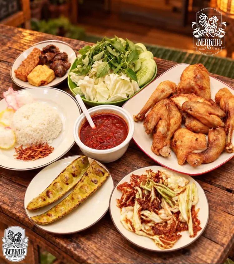 Ayam Goreng Berkah Rachmat di kawasan Wijaya, Kebayoran Baru, Jakarta Selatan, telah hadir sejak dekade 1960-an dengan ayam goreng gurih dan daging empuk.  