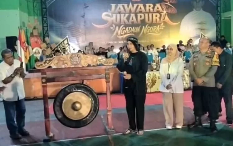 Wakil Wali Kota Tasikmalaya Diky Candra membuka Pagelaran Budaya Jawara Sukapura Ngadaun Ngora dan Kejuaraan Silat Perisai Diri Antar Pelajar se-Kota Tasikmalaya di GOR Sukapura Dadaha, Rabu malam (14/10/2026).