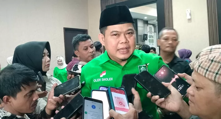 Dewan Pengurus DPP PKB, H. Oleh Soleh, memberikan keterangan seusai pengukuhan pengurus DPC Partai Kebangkitan Bangsa (PKB) Kota Tasikmalaya periode 2026-2031 di Ballroom Hotel Harmoni, Kota Tasikmalaya, Kamis, 15 Oktober 2026.
