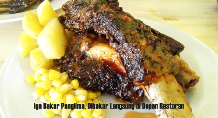 Iga Bakar Panglima menyajikan tiga potong iga berukuran besar dengan saus barbeque manis gurih, dibakar langsung hingga aromanya menggugah selera.  