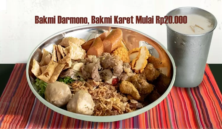 Bakmi Darmono di Kemang, Jakarta Selatan, menawarkan bakmi karet dengan topping ayam melimpah, pilihan yamin manis, bakmi pedas, dan tetelan sapi lada hitam.  