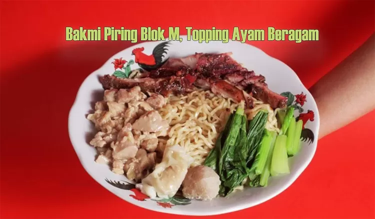 Bakmi Piring di Pujasera Blok M Square menyajikan mi di atas piring dengan pilihan topping ayam rebus, ayam cincang kering, dan charsiu ayam merah.  
