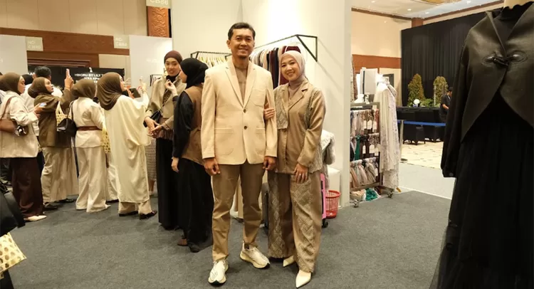 Direktur Kalisha Official Hj. Teti Nurhayati Bersama Direktur PT Meta Global Triasha H. Andi Ramadhan membawa Tenun Bulu Sabilulungan khas Ciawi ke panggung IN2MOTIONFEST 2026.&nbsp;