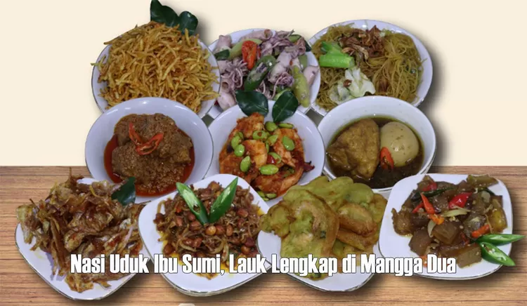 Nasi Uduk Ibu Sumi di kawasan Mangga Dua menawarkan nasi gurih dengan pilihan lauk ayam goreng, bihun goreng, sambal pete, hingga jengkol untuk santapan malam.  