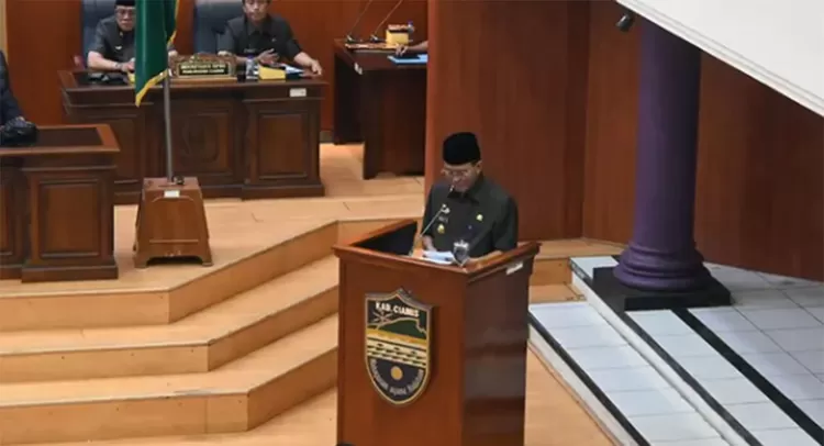 Rapat paripurna DPRD Ciamis membahas empat Raperda inisiatif dewan dan jawaban Bupati Herdiat Sunarya terkait perubahan aturan kawasan tanpa rokok,&nbsp;Selasa (20/10/2026).