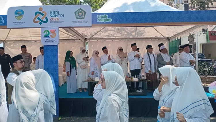 Ribuan santri Kota Tasikmalaya mengikuti kirab Hari Santri 2026 di Dadaha, Kamis (22/10/2026). Kegiatan ini menjadi bagian dari penguatan visi Tasik Religius.