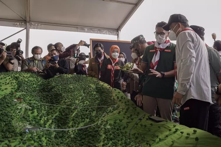 Kemenparekraf RI Sandiaga Uno memperhatikan maket pembangunan Eiger Adventure Land pada peletakan batu pertama, 17 Oktober 2021 lalu