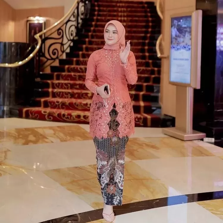 Modis Dan Menawan, Inilah 10 Model Kebaya Hijab Terpopuler, Inspirasi ...