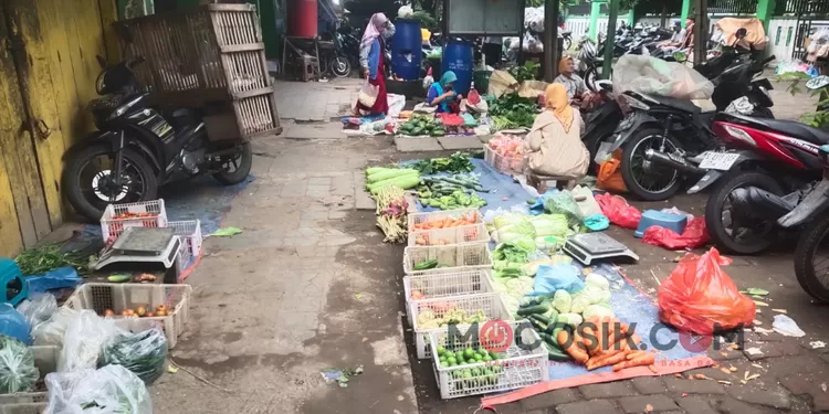 Pedagang lesehan Pasar Pon Jombang memilih bertahan berjualan di area parkir meski tersedia kios baru