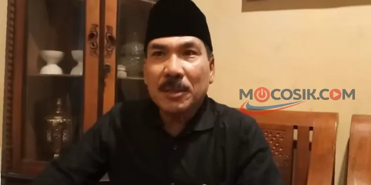 Kepala Desa Karobelah, Shollahuddin saat di wawancarai dirumahnya