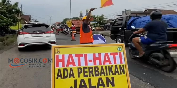 Pemprov Jatim dan Pemkab Jombang mempercepat perbaikan jalan rusak akibat cuaca ekstrem