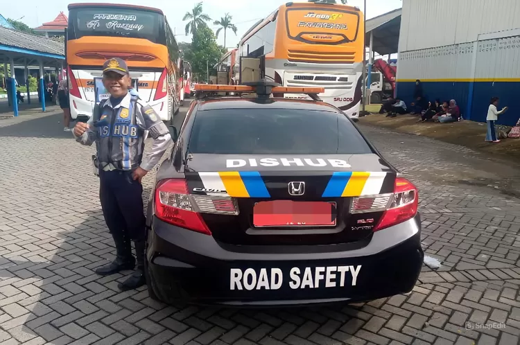 Winarto dikenal memiliki kepedulian sosial tinggi dengan membantu masyarakat melalui pengobatan terapi alternatif