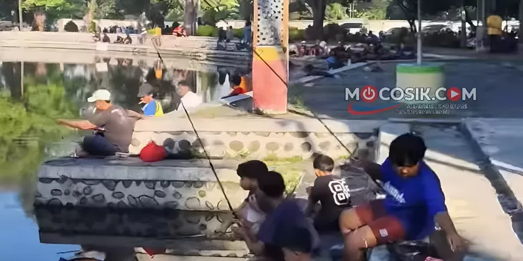 Momen ratusan warga antusias mancing gratis di Tirta Wisata Jombang