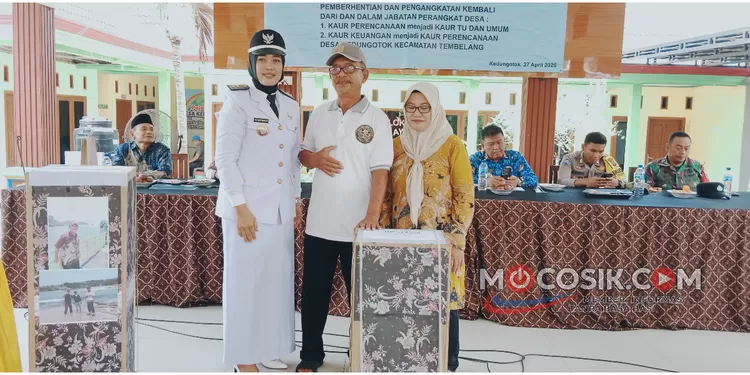 Kepala Desa Kedungotok memberikan kejutan hadiah kepada mantan perangkat desa sebagai simbol apresiasi