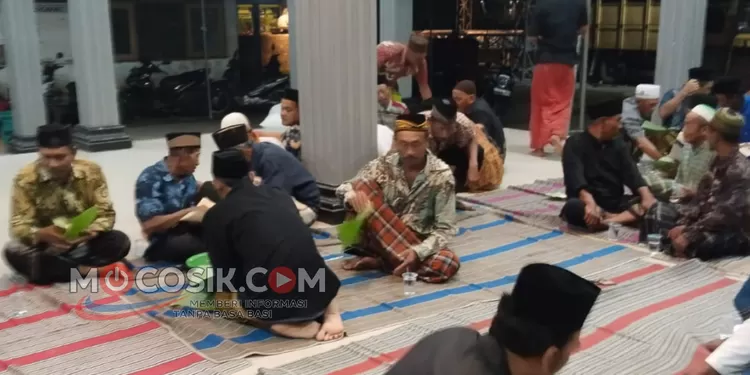 Suasana kehangatan sangat terasa di penghujung acara saat warga menikmati makan bersama