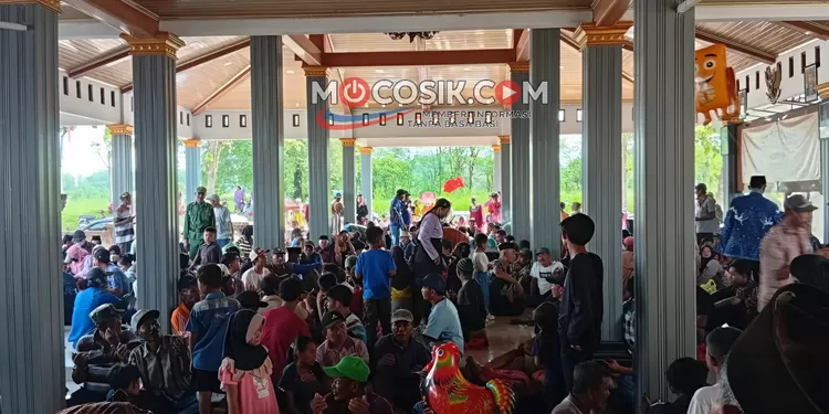 Ratusan warga Desa Kampungbaru, Kecamatan Plandaan, Jombang, tumpah ruah saat prosesi Sedekah Desa berlangsung