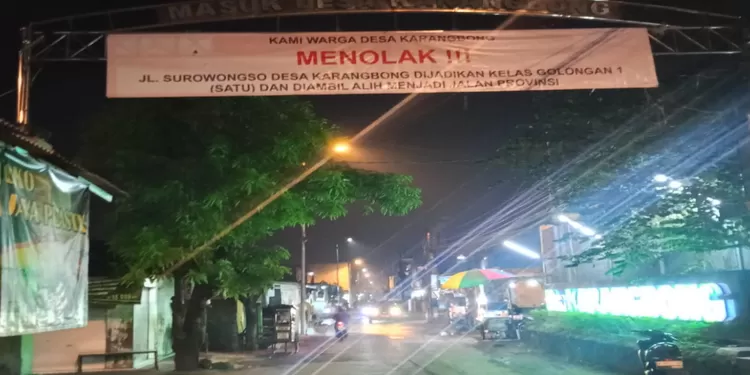 Potret banner bertuliskan warga Desa Karangbong menolak Jl. Surowongso dijadikan kelas golongan 1 dan diambil alih menjadi Jalan Provinsi