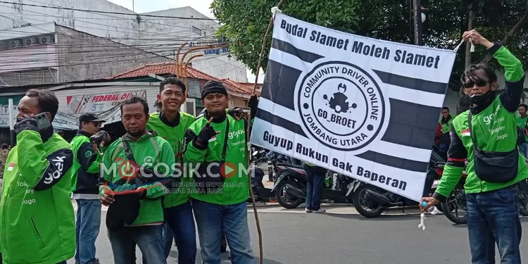 Ratusan pengemudi ojek online (ojol) roda dua maupun roda empat memadati depan Kantor Pengadilan Negeri (PN) Jombang dan Kejaksaan Negeri (Kejari) Jombang