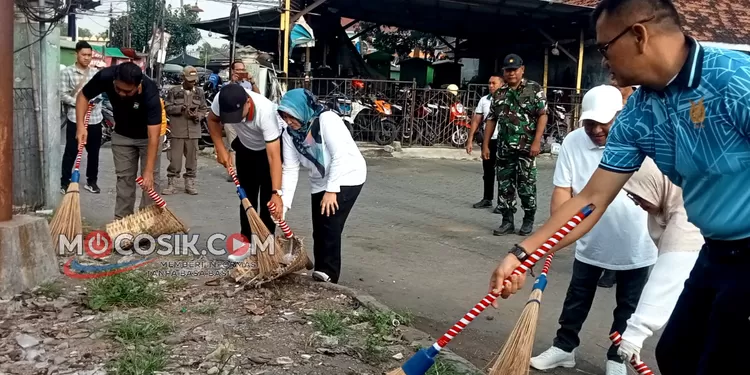 Forkopimda Jombang gelar aksi bersih-bersih di Pasar Ploso dalam rangka peringatan Hari Lingkungan Hidup Sedunia 2026