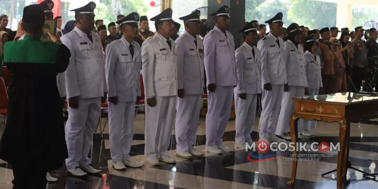 Bupati Jombang Warsubi melantik 10 Kepala Desa Antar Waktu 