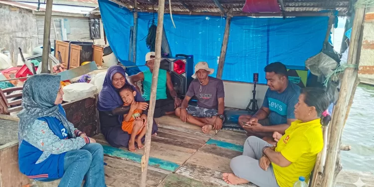 Eka Fitriyani Wulandari, Mantri BRI Unit Salakan, BRI Branch Office Luwuk, dalam melayani masyarakat di Pulau Bungin, Bakalan, dan Bulungkobit, Kabupaten Banggai Kepulauan, Sulawesi Tengah