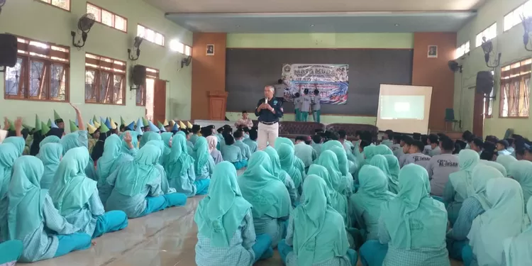 DPC GANN Jombang, Rudi Yuswono, sebagai narasumber utama di SMP Negeri 5 Jombang