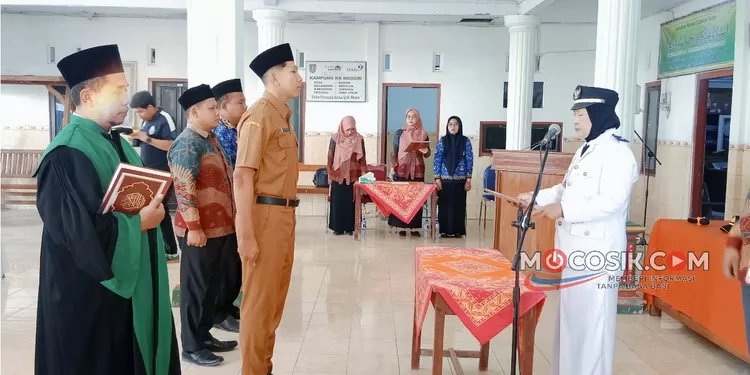 Kepala Desa Ngogri, Agus Lis Hartatik mengambil sumpah jabatan Ardi Wirayudha sebagai Kepala Dusun Sono