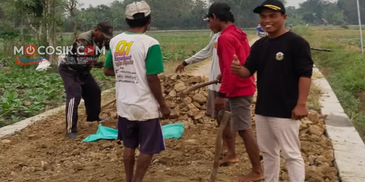 Kepala Desa Kampungbaru Agung Sutikno meninjau pengurukan Jalan Usaha Tani yang dilakukan untuk memperlancar akses petani menuju lahan pertanian