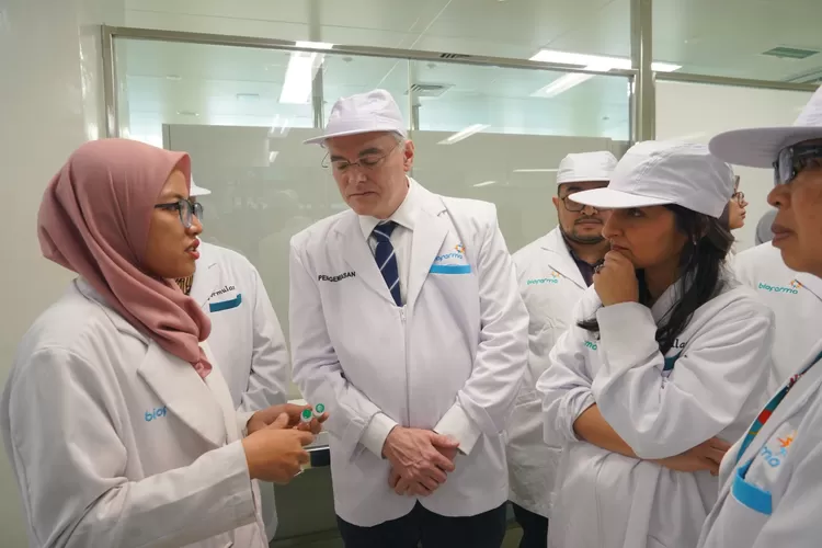 CEO CEPI, Richard Hatchett melakukan kunjungan ke fasilitas produksi Bio Farma.