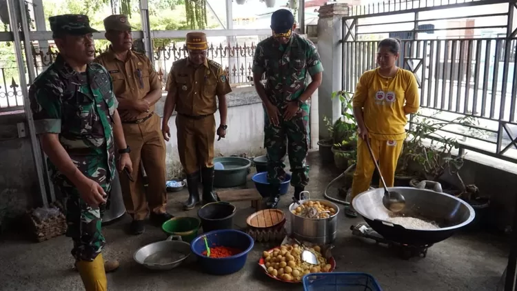 TNI membangun dapur umum untuk membantu korban banjir di Jambi