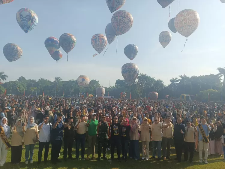 FOTO BERSAMA : Wali Kota Pekalongan, Achmad Afzan Arslan Djunaid saat berfoto bersama dengan pihak-pihak terkait dan masyarakat Pekalongan, di Festival Balon Udara Tambat Pekalongan 2024, di Lapangan Mataram.