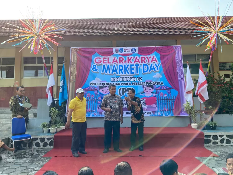 KORSATPEN Ngaliyan Jumari, S. Pd. I dan Kepala Sekolah SDN Bringin 02 Musrian, S. Pd. saat memberikan sambutan di acara Gelar Karya dan Market Day