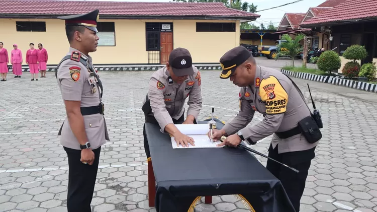 Penyegaran Internal, Kapolres Kepulauan Yapen Pimpin Upacara Serah ...