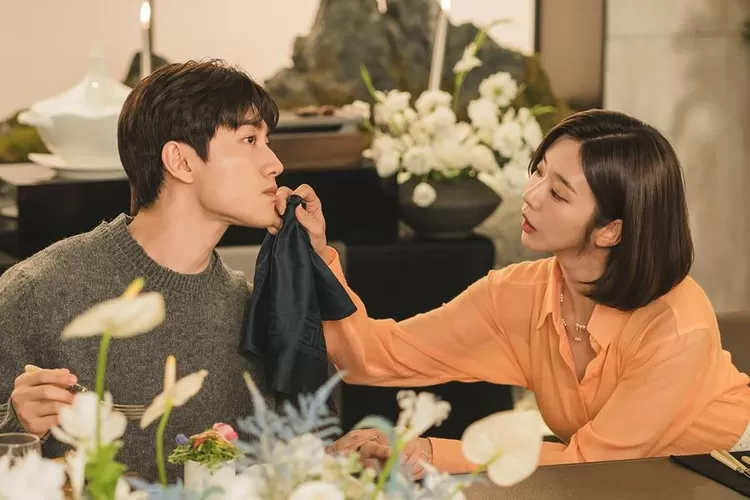 Kwak Dong Yeon dan Lee Joo Bin Pamer Kemesraan di Drama Korea Qeeen of Tears
