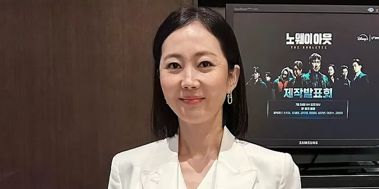 Jadi politisi galak nan licik di No Way Out: The Roulette, Yum Jung Ah ternyata jebolan Miss Korea. 