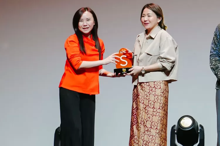 Christin Djuarto, Direktur Eksekutif Shopee Indonesia Memberikan Penghargaan Kategori Super Growing Export UMKM kepada Diana Tan, Pemilik Dushishoes di Shopee. 