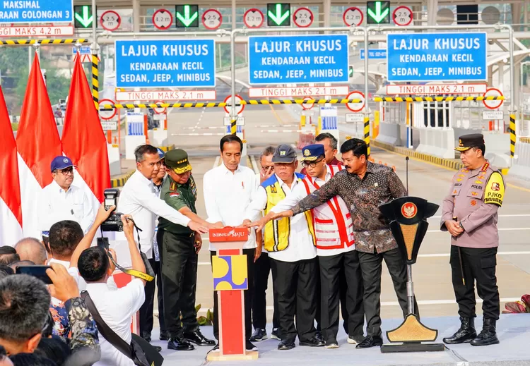 Panglima TNI Jenderal TNI Agus Subiyanto mendampingi Presiden Joko Widodo (Jokowi) meresmikan ruas Tol Jalan Pamulang-Cinere-Raya Bogor. 