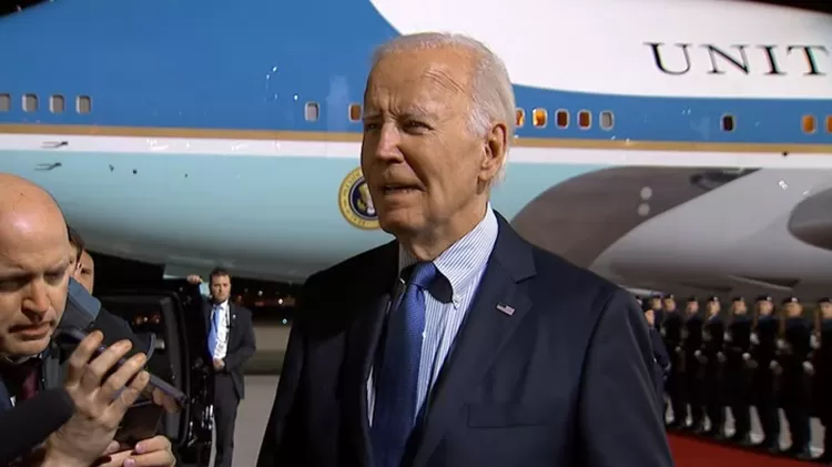 Presiden AS Joe Biden mengucapkan selamat atas pembunuhan pemimpin Hamas Yahya Sinwar, saat ia tiba di Berlin, Jerman, pada Kamis malam, 17 Oktober.