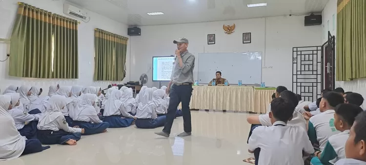 Para pelajar di SMPN 52 Batam saat mengikuti kegiatan workshop literasi dan pelatihan jurnalistik bersama Tim Pendidikan PWI Kota Batam.