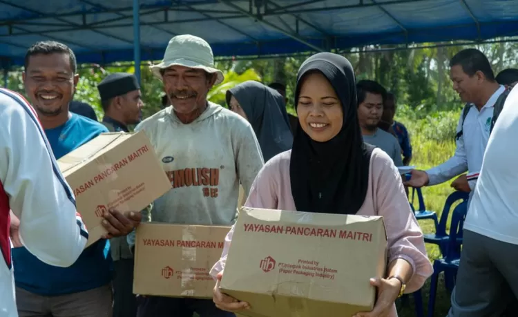 Kebahagian warga saat menerima paket sembako YPM