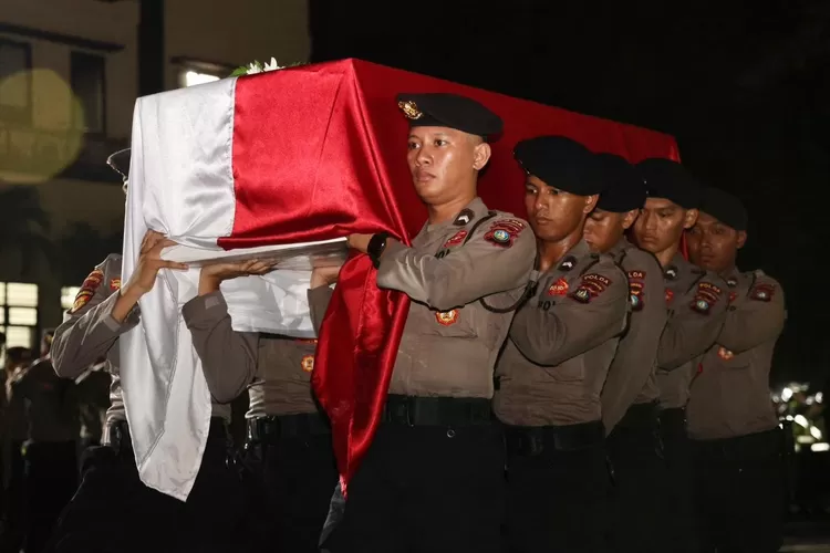 Polda Kepri membawa jenazah Kabag Binkar Ro SDM Polda Kepri AKBP M. Khalid Zulkarnain, S.I.K., M.H ke akan diterbangkan ke Jakarta.(Muhammad Kamil)