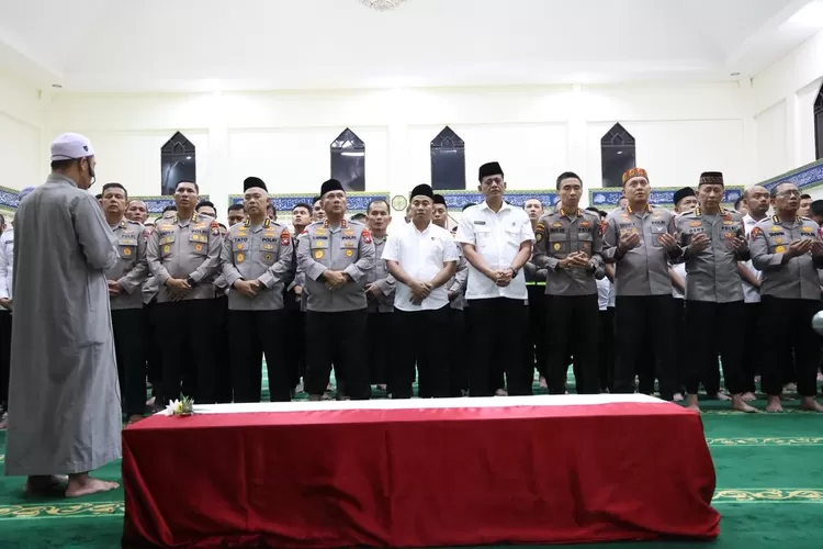 Personel Polda Kepri saat menshalatkan jenazah Kabag Binkar Ro SDM Polda Kepri AKBP M. Khalid Zulkarnain, S.I.K., M.H meninggal karena sakit. (Muhammad kamil)