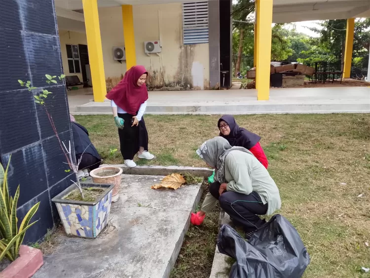 Usai kegiatan senam bersama dilanjutkan dengan gotong royong membersihkan lingkungan kantor.