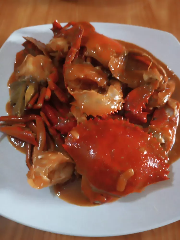 Kepiting Saus salah satu menu Seroja Seafood 
