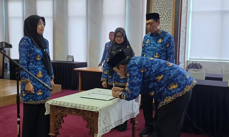 Prosesi pelantikan ini turut disaksikan langsung oleh Kepala Dinas Pendidikan Provinsi Kepri, Dr. Andi Agung, S.E., M.M..