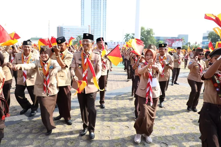 Wali Kota Batam, Amsakar Achmad, saat bersama di tengah peserta Pramuka lain