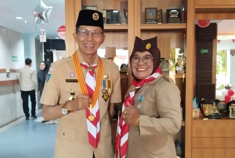 Kepsek SDN 011 Rita Simamora, Foto bersama Walikota Batam, Amsakar Achmad  saat kegiatan Pramuka beberapa waktu lalu